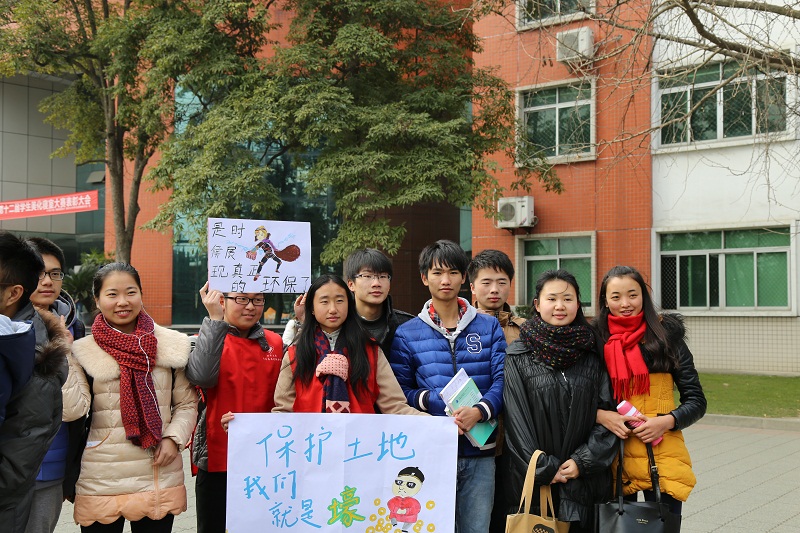 志愿者与参与活动同学合影22.jpg